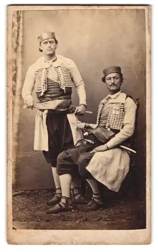 Fotografie unbekannter Fotograf und Ort, Portrait montenegrinische Ehrengarde des Prinzen in Uniform mit Säbel, Soldaten
