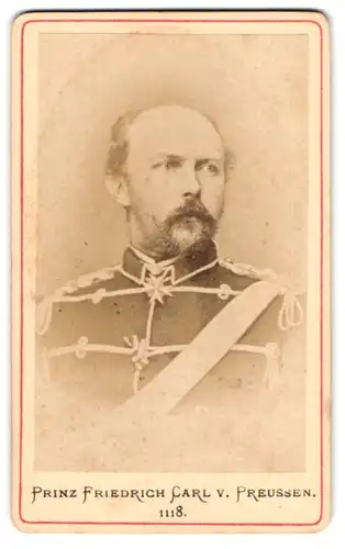 Fotografie unbekannter Fotograf und Ort, Portrait Prinz Friedrich Carl von Preussen in Husarenuniform