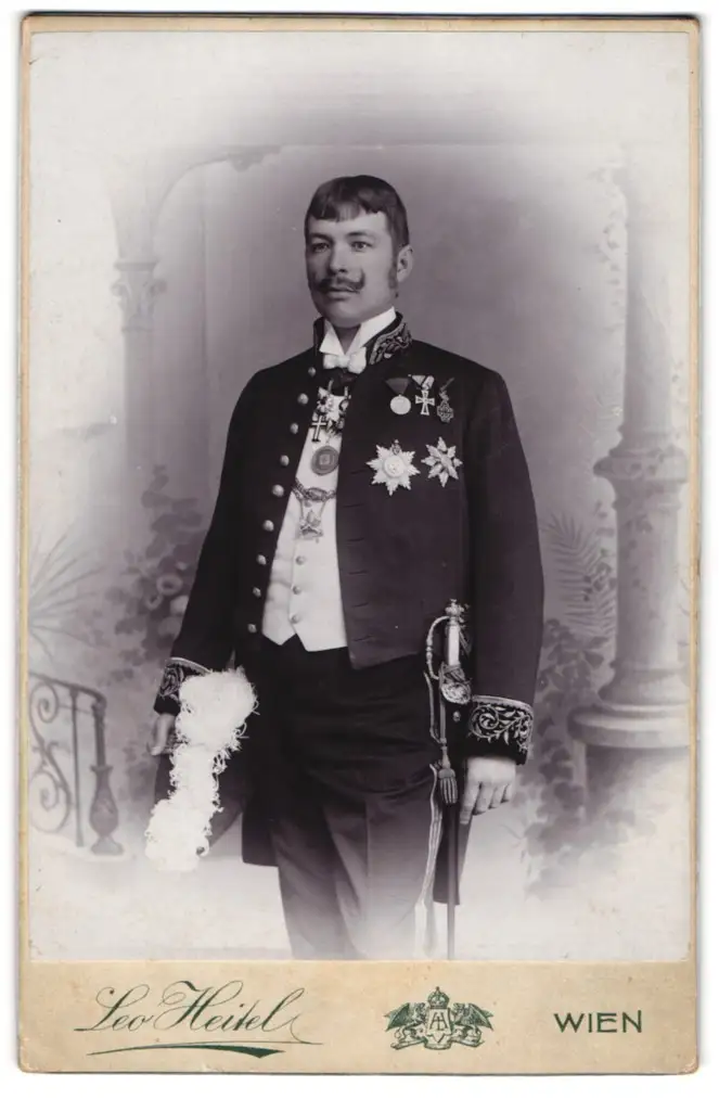 Fotografie Leo Heitel, Wien, Portrait Dr. Josef von Baechle, päpstl. Kammerherr in Uniform mit Ordenspange und Zweispitz 0