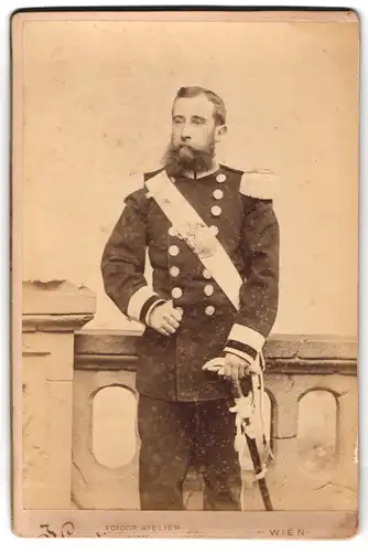 Fotografie J. Gertinger, Wien, Portrait Soldat der Leibgarde in Uniform mit Scherpe und Wappenschild