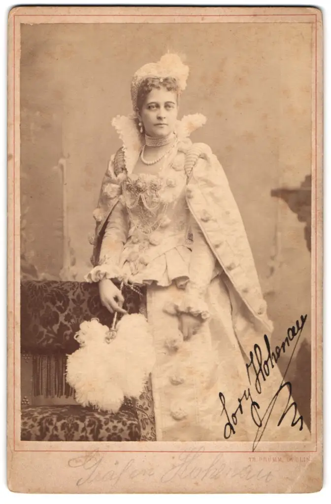 Fotografie Theodor Prümm, Berlin, Portrait Charlotte von der Decken, Gräfin von Hohenau im hellen Kleid, Autograph 0