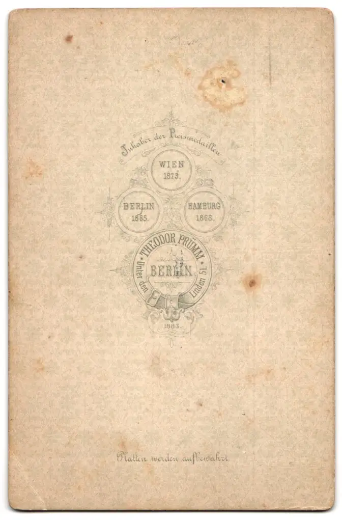 Fotografie Theodor Prümm, Berlin, Portrait Charlotte von der Decken, Gräfin von Hohenau im hellen Kleid, Autograph 1
