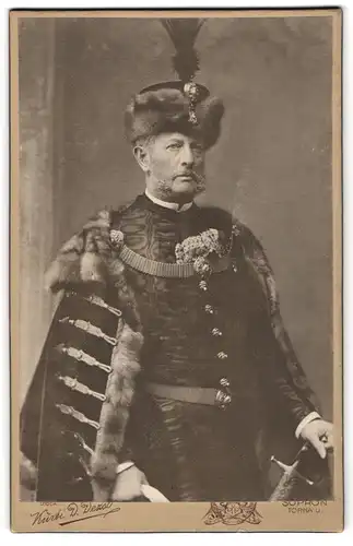 Fotografie Kürti D. Deszö, Sopron, Portrait Antal P. sen., ungarischer Adliger in Uniform mit Pelzmütze und Säbel