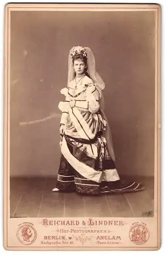 Fotografie Reichard & Lindner, Anklam, Portrait junge Schauspielerin im schulterfreien Bühnenkleid mit Perlenkette