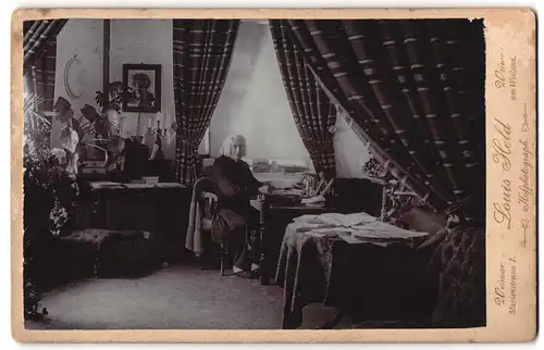 Fotografie Louis Held, Weimar, Portrait Komponist Franz Liszt im hohen Alter in seinem Arbeitszimmer