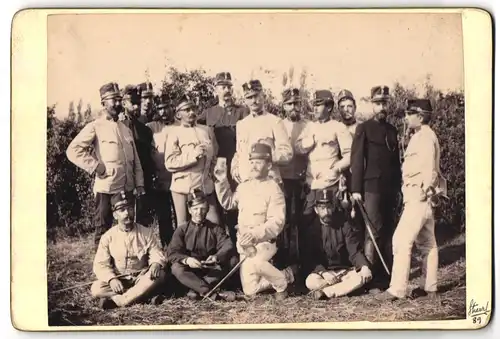 Fotografie unbekannter Fotograf und Ort, Soldaten des K.u.K. in Uniform posieren für ein Gruppenfoto, 1889