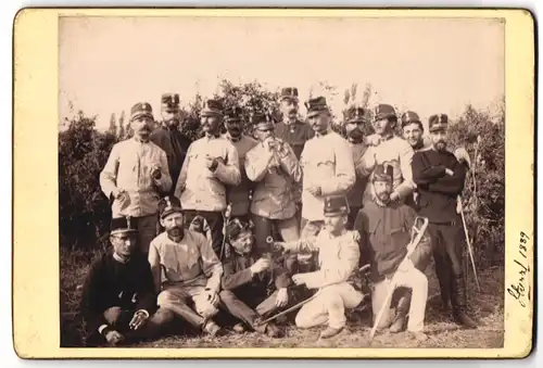 Fotografie unbekannter Fotograf und Ort, K.u.K. Soldaten in Uniform posieren im Felde, 1889