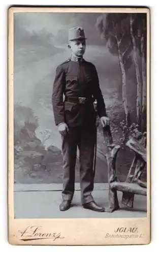 Fotografie A. Lorenz, Iglau, Portrait junger K.u.K. Kadett in Musiker Uniform mit Säbel