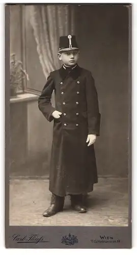 Fotografie Carl Theiss, Wien, Portrait Knabe als K.u.K. Kadett in Gardeuniform mit Mantel