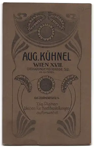 Fotografie Aug. Kühnle, Wien, Portrait junger K.u.K. Kadett in Uniformmantel mit Säbel