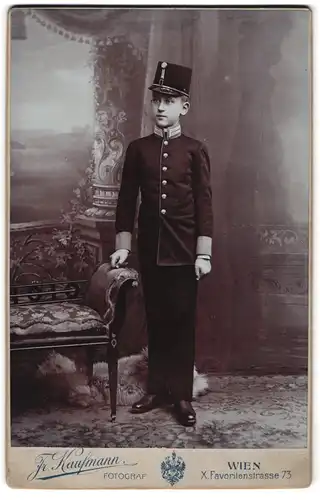 Fotografie Fr. Kaufmann, Wien, Portrait K.u.K. Kadett Ferd. Tüscher in Gardeuniform mit Tschako, 1906