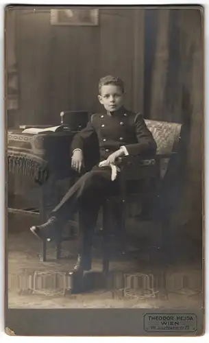 Fotografie Theodor Hejda, Wien, Portrait junger Knabe als K.u.K. Kadett Uffz. in Uniform posiert im Atelier