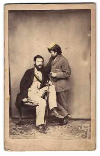 Fotografie unbekannter Fotograf und Ort, Portrait zwei junge Studenten in Anzügen mit Couleur posieren lässig im Atelier