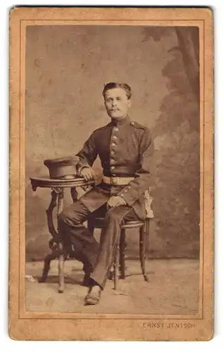 Fotografie Ernst Jentsch, Neisse, Portrait junger Soldat in Uniform Rgt. 2 sitzend im Artellier