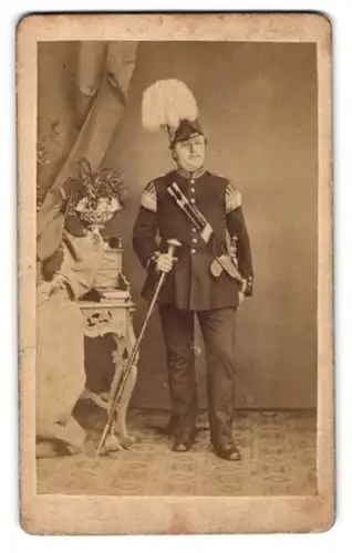 Fotografie Julius Doerstling, Eisenberg, Portrait Musiker Soldat in Uniform mit Trommelstöcken und Tambourstab