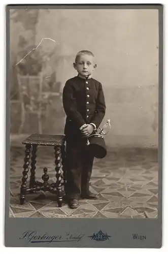 Fotografie F. Gertinger, Wien, Portrait junger K.u.K. Kadett in Gardeuniform mit Tschako und Säbel