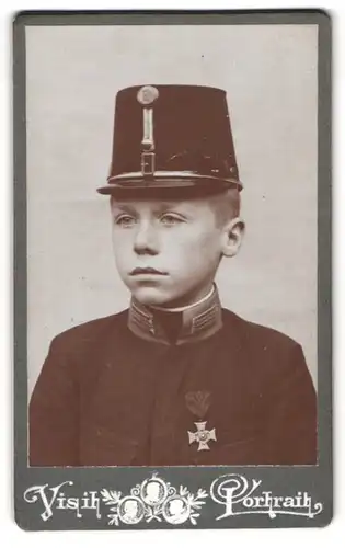 Fotografie unbekannter Fotograf und Ort, K.u.K. Kadett Ernst Puh in Gardeuniform mit Orden an der Brust