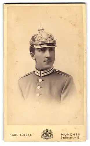 Fotografie Karl Lützel, München, Portrait junger Einjährig-Freiwilliger in Gardeuniform mit Pickelhaube