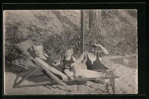 AK Zwei Frauen im Badeanzug mit kleinem Kind am Strand