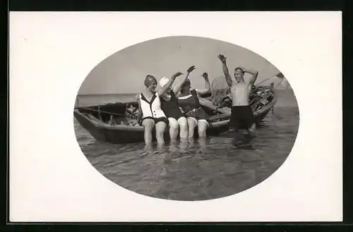 AK Drei Frauen und ein Mann in Strandbekleidung im Wasser vor einem Boot