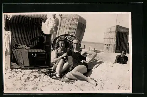AK Paar mit kleinem Sonnenschirm im Sand vor einem Strandkorb