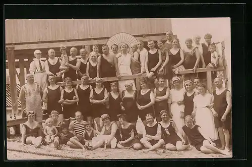 AK Damen und Herren in Badeanzügen (Gruppenfoto)