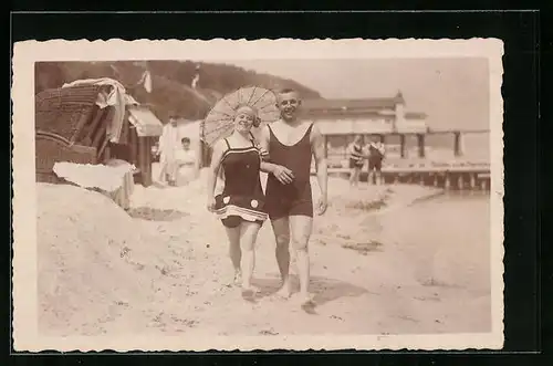 AK Paar in Badeanzügen mit Sonnenschirm am Strand