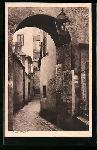 AK Salzburg, Hintergasse mit Torbogen