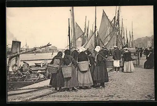 AK Boulogne-sur-Mer, Sur les quais, Femmes de pecheurs, Hafen