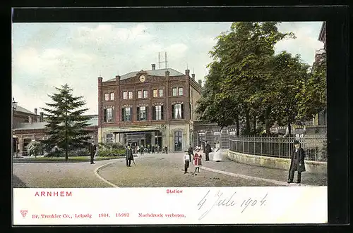 AK Arnhem, Bahnhof mit Passanten