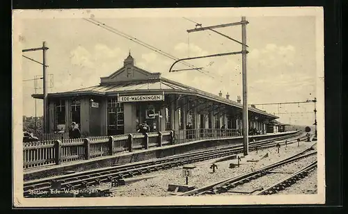 AK Ede-Wageningen, Bahnhof mit Reisenden