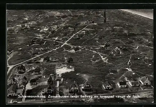 AK Schiermonnikoog, Zomerhuizen langs badweg en torenpad vanuit de lucht