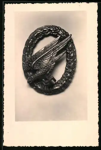 Foto-AK Fallschirmschützenabzeichen in Grossaufnahme