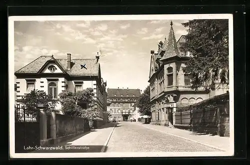 AK Lahr /Schwarzwald, Schillerstrasse mit Gambrinushalle