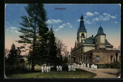 AK Gütergotz, Schloss-Gut von der Seite mit Personal