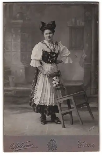 Fotografie Otto Kern, Wien, Margarethenstrasse 32, Heranwachsendes Mädel in festlicher Tracht mit Schleife im Haar