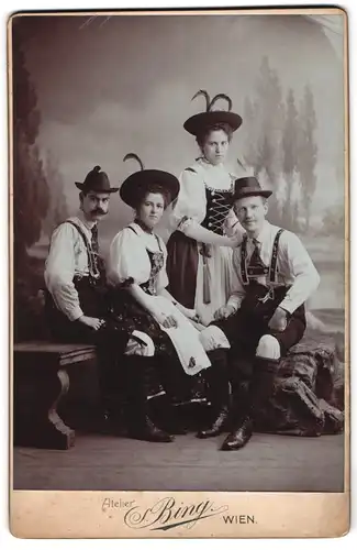 Fotografie Sigmund Bing, Wien, Goldschmidgasse 4, Österreichische Jugendliche in traditionellen Trachten, Lederhosen
