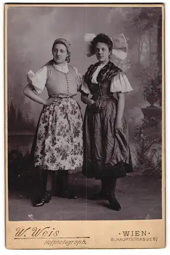 Fotografie W. Weis, Wien, Hauptstrasse 67, Österreichisches Schwesternpaar in bunten Trachten gekleidet