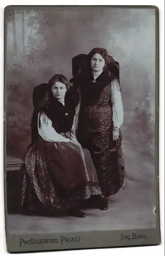 Fotografie Sigmund Bing, Wien, Goldschmiedgasse 4, Schwesternpaar in samtenen Trachtenkleidern