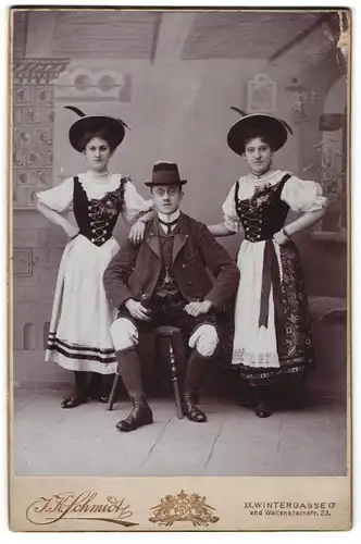 Fotografie J. K. Schmidt, Wien, Wintergasse 17, Junger Mann posiert gemeinsam mit zwei Damen in festlichenTrachten