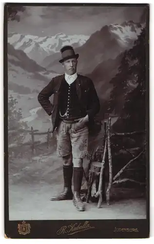 Fotografie R. Kuballa, Judenburg, Kaserngasse 15, Herr mittleren Alters in verzierten Lederhosen, Tracht