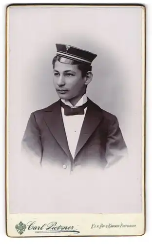Fotografie Carl Pietzner, Aussig, Teichgasse 13, Junger Student mit schief sitzender Tellermütze und Couleur