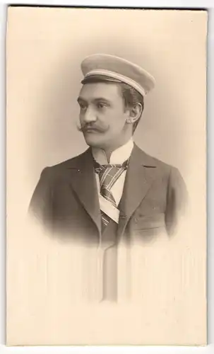 Fotografie unbekannter Fotograf und Ort, Student mit Moustache im edlen Anzug, Tellermütze mit Couleur