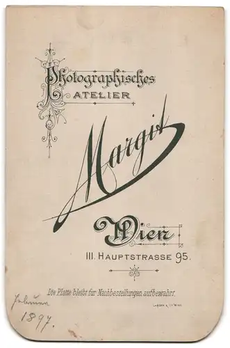 Fotografie Atelier Margit, Wien, Hauptstrasse 95, Österreichische Frau in festlicher Tracht mit Hut