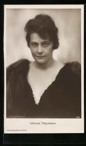 AK Schauspielerin Wanda Treumann mit Pelz