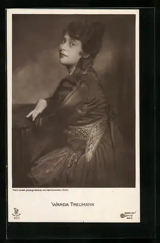 AK Schauspielerin Wanda Treumann am Tisch