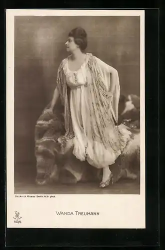 AK Schauspielerin Wanda Treumann im Kostüm