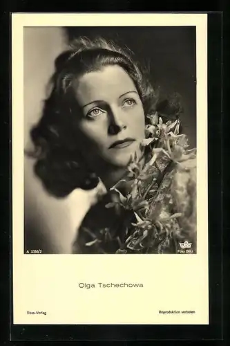 AK Schauspielerin Olga Tschechowa mit Blumen