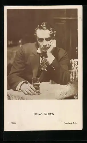 AK Schauspieler Gunnar Tolnaes am Tisch