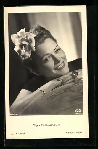 AK Schauspielerin Olga Tschechowa mit Blume im Haar